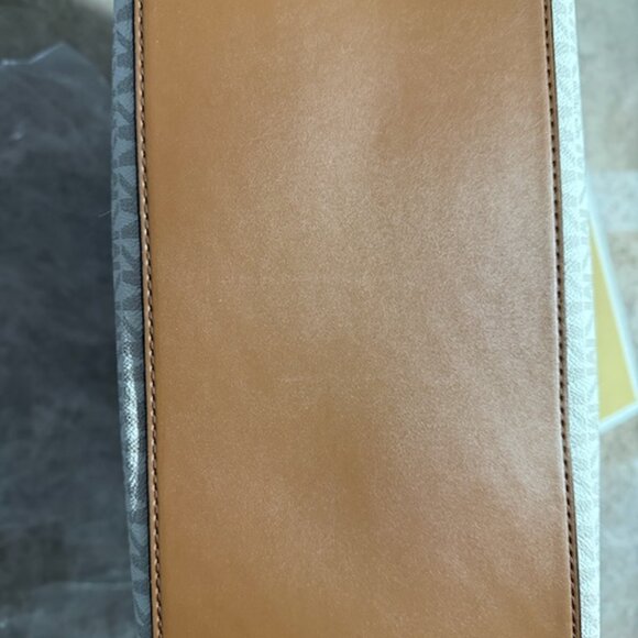 XL KORS MONOGRAM AND LEATHER TOTE! BRAND NEW WITH TAGS AND LONG SHOULDER STRAP!! - Picture 4 of 5